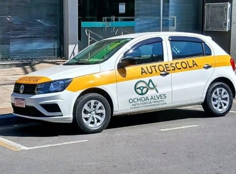 Carro identificado com a marca Ochoa Alves
